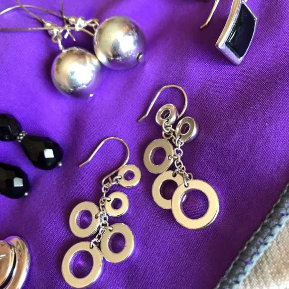 Lot of Seven Pairs of Earrings - Silver and Black - Picture 7 of 8